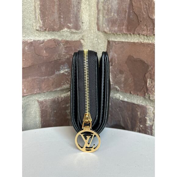 Louis Vuitton Coussin Lou Wallet Monogram Embossed Lambskin 54123 - Picture 4 of 9